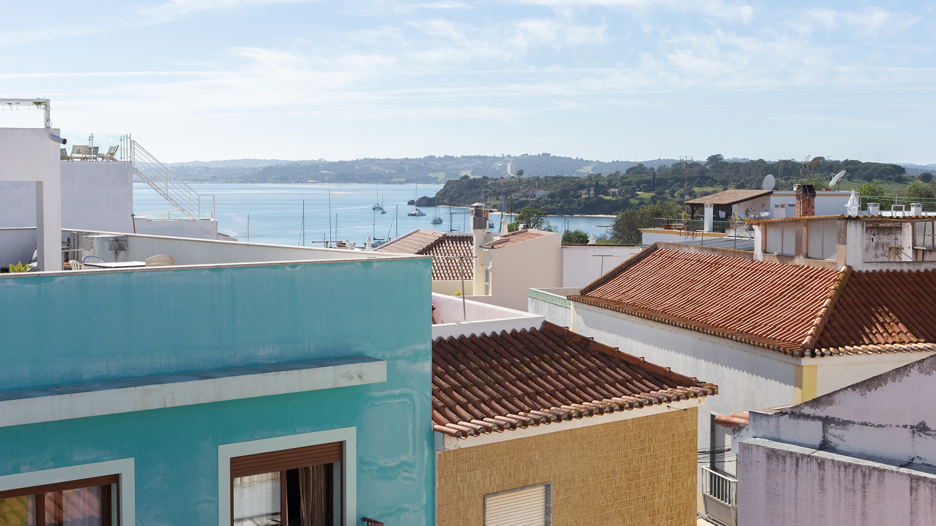 Traditionelles Stadthaus auf 3 Etagen mit 3 SZ und grossen Dachterrassen, Alvor | LG2085 Renoviertes, traditionelles portugiesisches Stadthaus im Herzen der von Alvor, mit 3 Schlafzimmern, 2 Bädern und 2 Dachterrassen mit herrlichem Blick über das Algarve typische Fischerstädtchen.