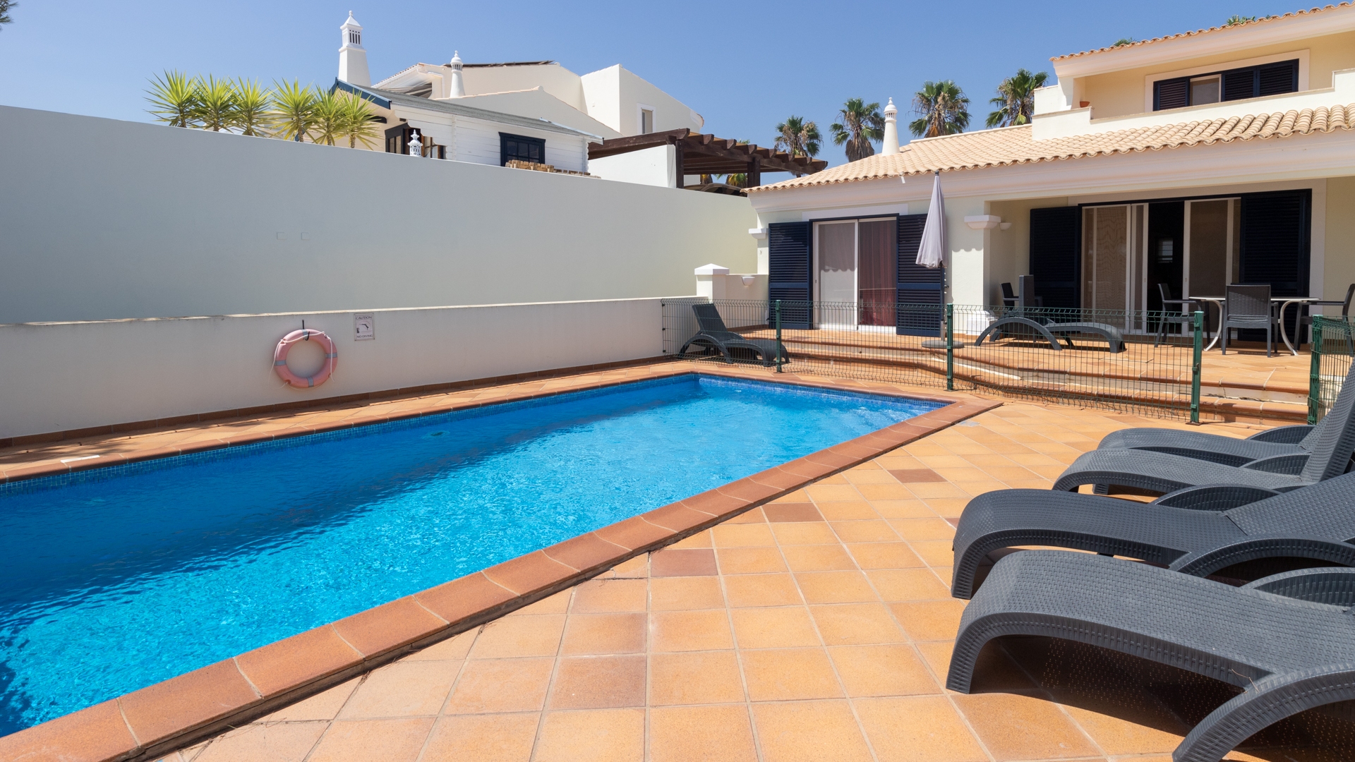 Spacieuse maison jumelée sur un terrain de golf à Castro Marim, Algarve de l'Est | TV2136 Possibilité d'acheter une immense et belle maison jumelée au complexe de golf de Castro Marim dans l'est de l'Algarve. La propriété bénéficie d'une vue panoramique et est proche de la frontière espagnole.