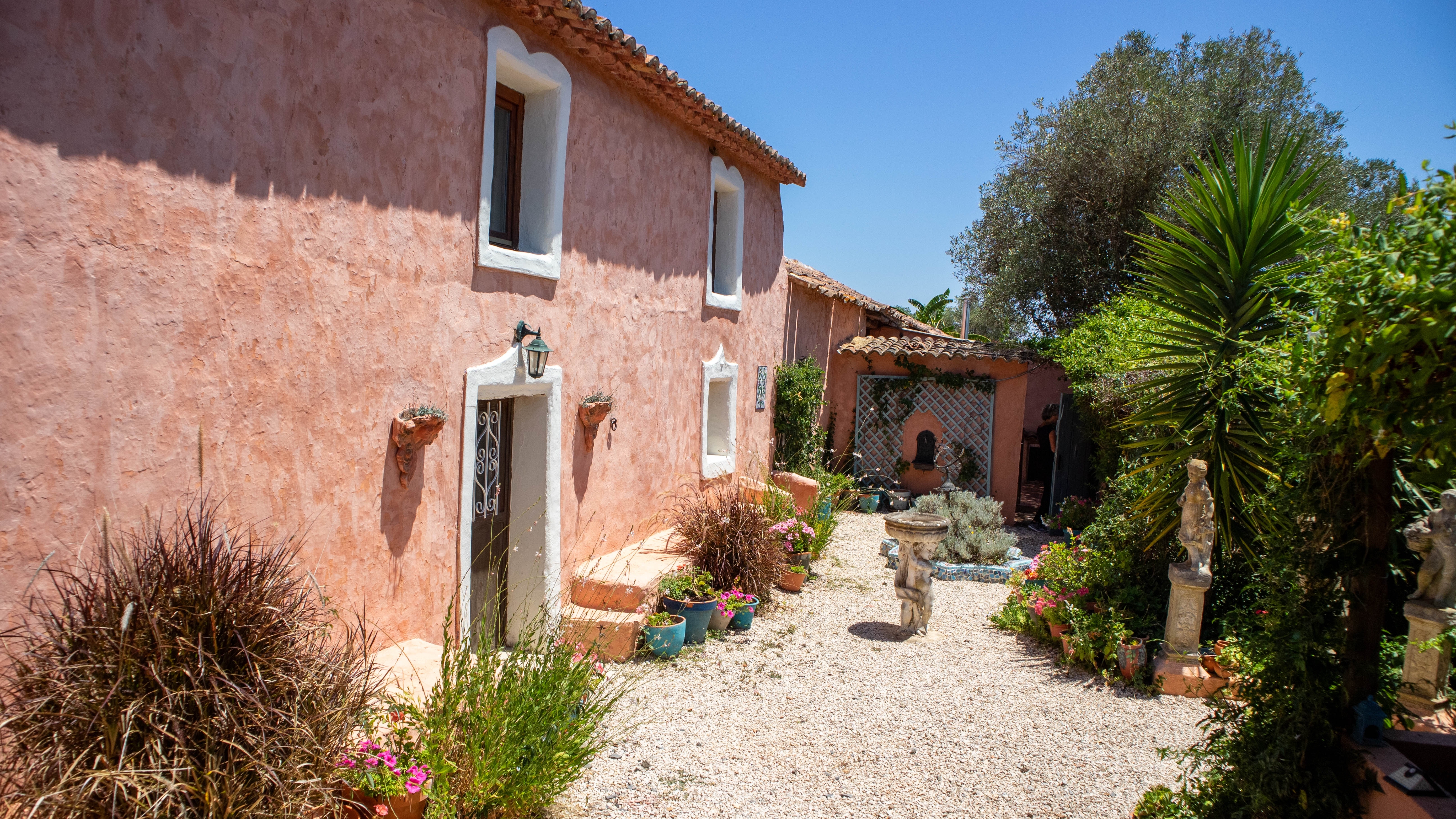 Pitoresca moradia de campo com um belo pátio ajardinado e vistas soberbas, Nave Redonda, Alentejo | AT2258 Esta casa de campo bonita e cuidadosamente restaurada, cheia de caráter e charme, está localizada perto da aldeia de Nave Redonda. Tem um pátio, jardins e terraços privados fantásticos. A propriedade tem uma casa de hóspedes separada, o que a torna um espaço na natureza ideal para famílias numerosas, um retiro perfeito ou um lar espaçoso e acolhedor.