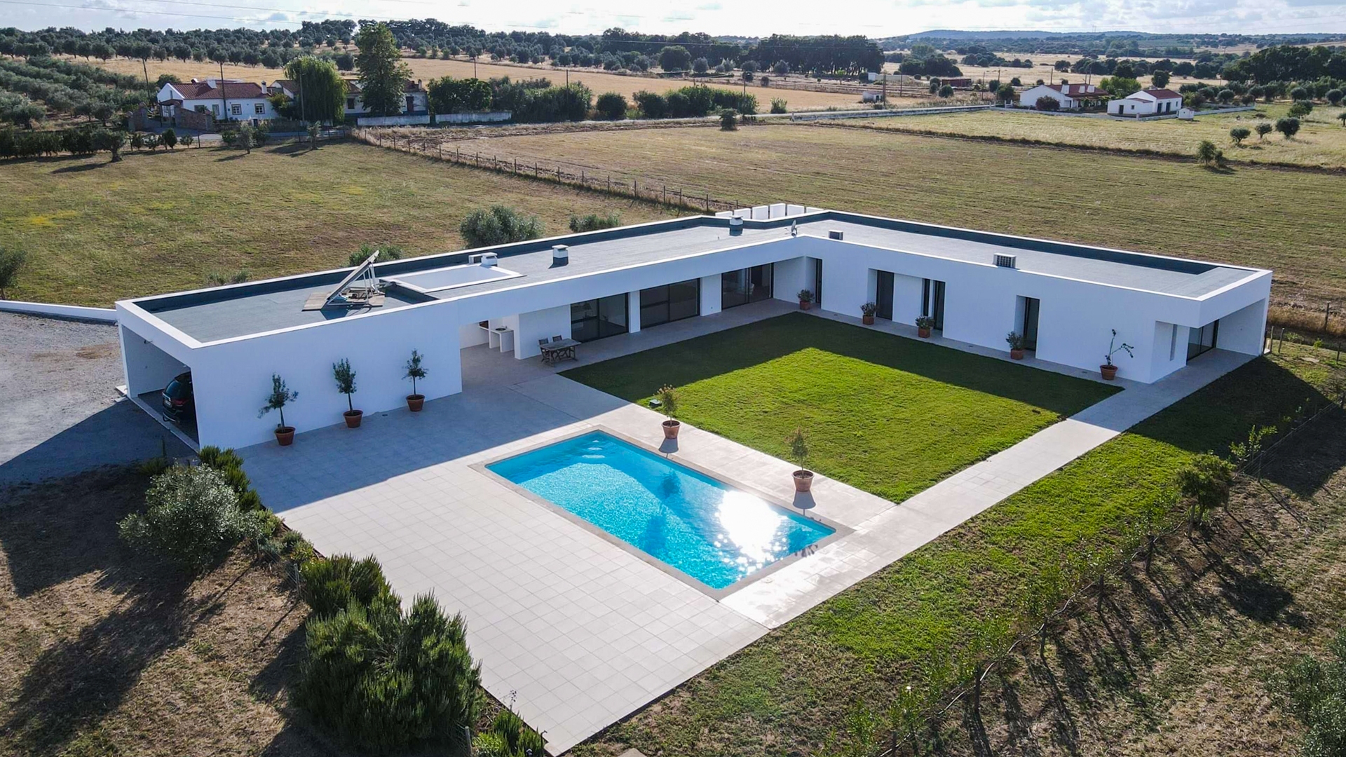 3 Schlafzimmer, moderner Bungalow in L-Form in einer ruigen Lage in der Nähe von Évora, Alentejo | PDBED038 Eingebettet zwischen Evora (historische Stadtmauern und UNESCO-Weltkulturerbe) und Estremoz (berühmt für seine weltberühmten Weingüter und den samstags stattfindenden Bauern- und Antiquitätenmarkt) bietet dieser moderne Bungalow eine sehr gute Lage im Alentejo, egal ob man im Umfeld arbeitet oder Ferien macht. Das ca. 1 ha große Grundstück ist vollständig eingezäunt, verfügt über ein gesichertes Eingangstor und bietet modernes Wohnen zwischen grasenden Schafen, Olivenhainen und einem atemberaubenden Blick auf die Serra da Ossa-Berge und die Burg Evora Monte. Dies ist ein idealer Rückzugsort für Menschen, die entweder in der Nähe arbeiten oder ihren Urlaub in der wunderschönen und historischen Gegend von Évora, Alentejo, genießen möchten.