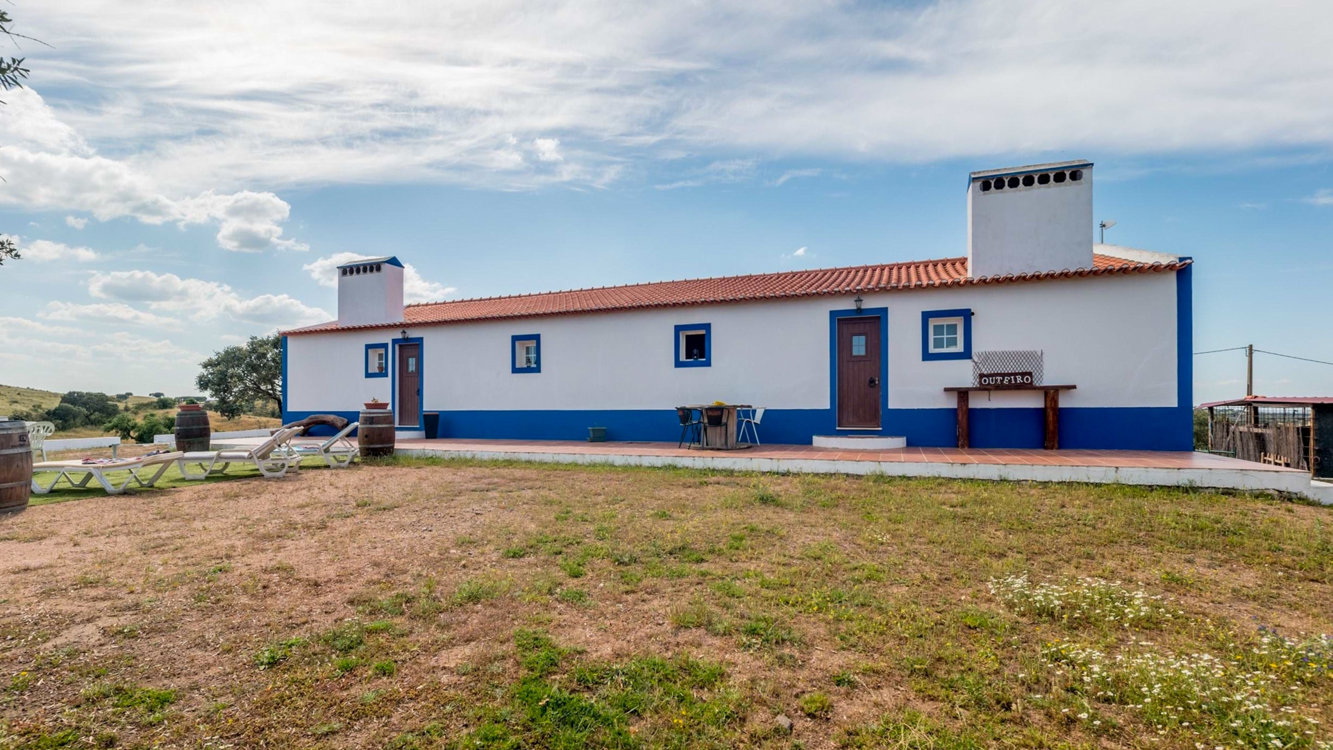 Casa de Campo T4 em Posição Elevada, perto de Estremoz e Évora, Alentejo | PDBAGCS043 Casa de campo tradicional térrea, situada numa colina, com vistas deslumbrantes sobre a paisagem alentejana, oferece 4 quartos e 2 casas de banho e espaço suficiente no enorme terreno. A cidade de Estremoz, no distrito de Évora, fica bem perto.