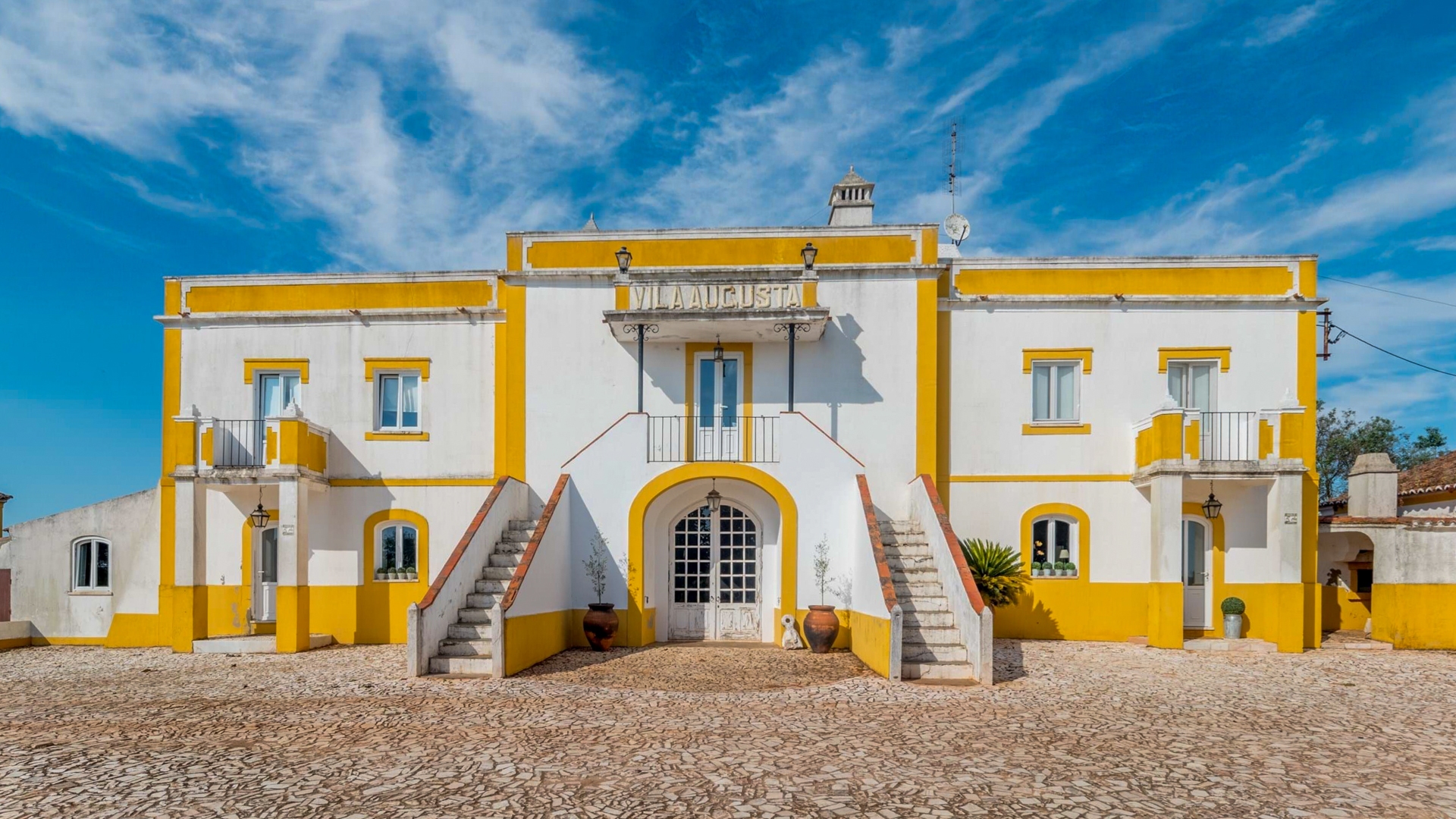 Wunderschöne alte Quinta auf grossem Grundstück Nahe Estremos und Évora, Alentejo | PDBAG042 Die historische Quinta auf grossem Grundstück mit Olivenhain und Weinbergen bietet 5 Schlafzimmer und 5 Badezimmer auf zwei Etagen in der Nähe der historischen Städte Estremoz und Évora im Alentejo. Diese ausserordentliche Immobilie ist selten zu finden und besticht durch ihren Charm und ihr Potential. Es gibt ein Haus für Angestellte und weitere Aussengebäude.  