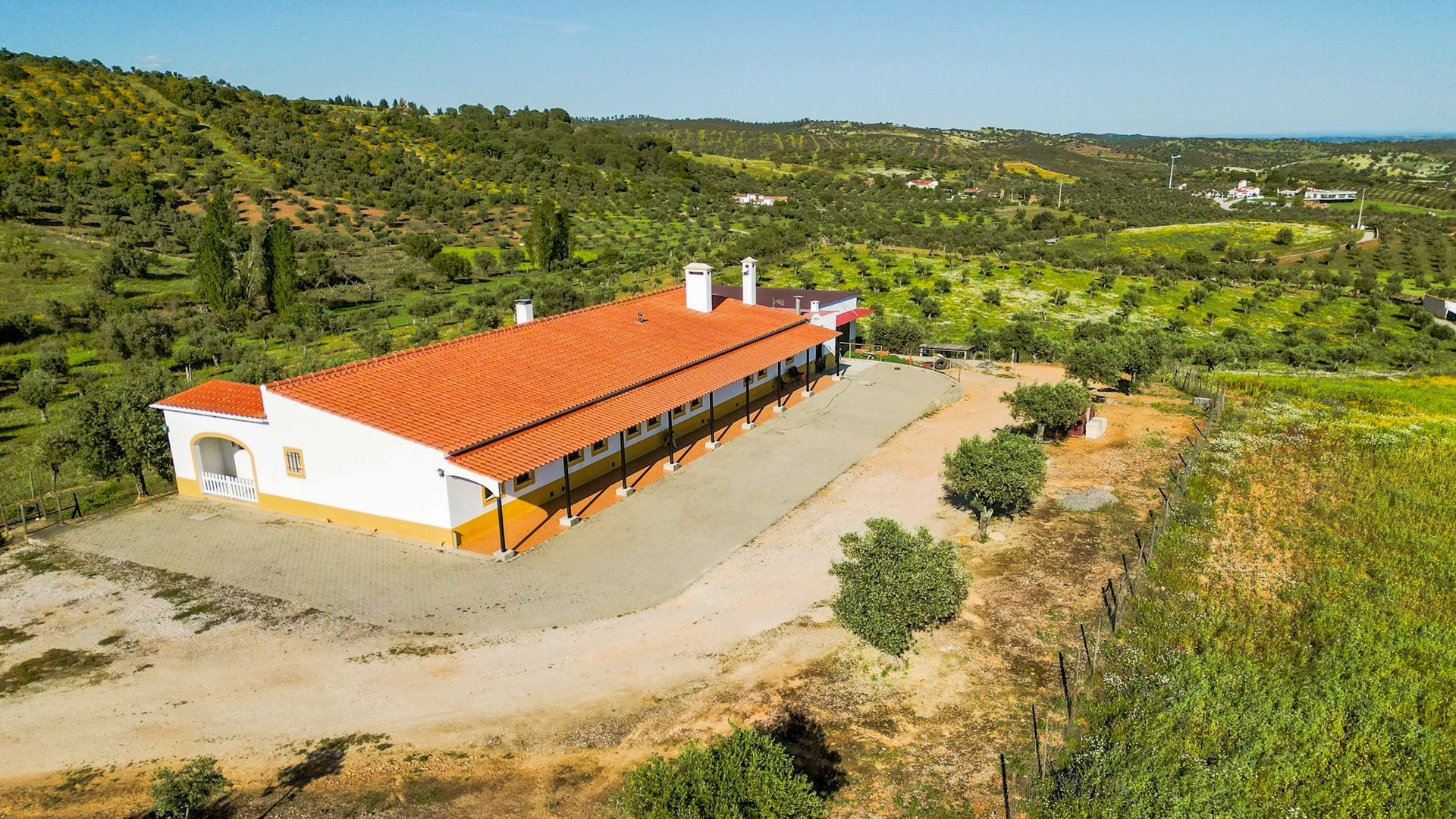 Quinta T4 com Olival perto de Évora, no Alentejo | PDBJC001 Bonita casa de campo típica do Alentejo com 4 quartos e 3 hectares de olival, com edifício adicinal ideal para garagem, situada na tranquila zona rural de Portel, perto de Évora, no Alentejo, e perto das famosas praias fluviais da Amieira e do Alqueva.