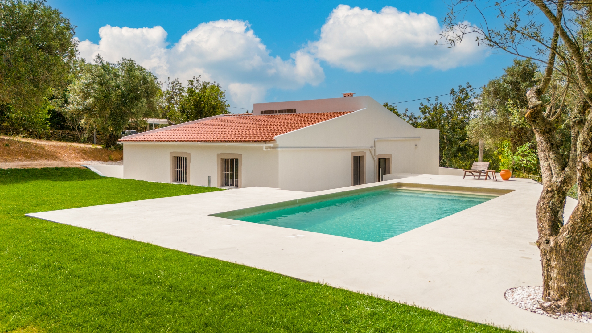 3 SZ Villa in der ruhigen Landschaft von Santa Bárbara de Nexe, Zentral Algarve | PRB020 Charmantes, einstöckiges Haus im Landhausstil im malerischen Dorf Bordeira, Santa Bárbara de Nexe. Die Villa wurde vollständig renoviert und bietet enorme Möglichkeiten, sie noch spezieller zu gestalten. Wenn Sie Privatsphäre und Ruhe suchen, sind Sie hier richtig, denn dieses Anwesen ist abgeschieden und doch nah an allen Annehmlichkeiten.