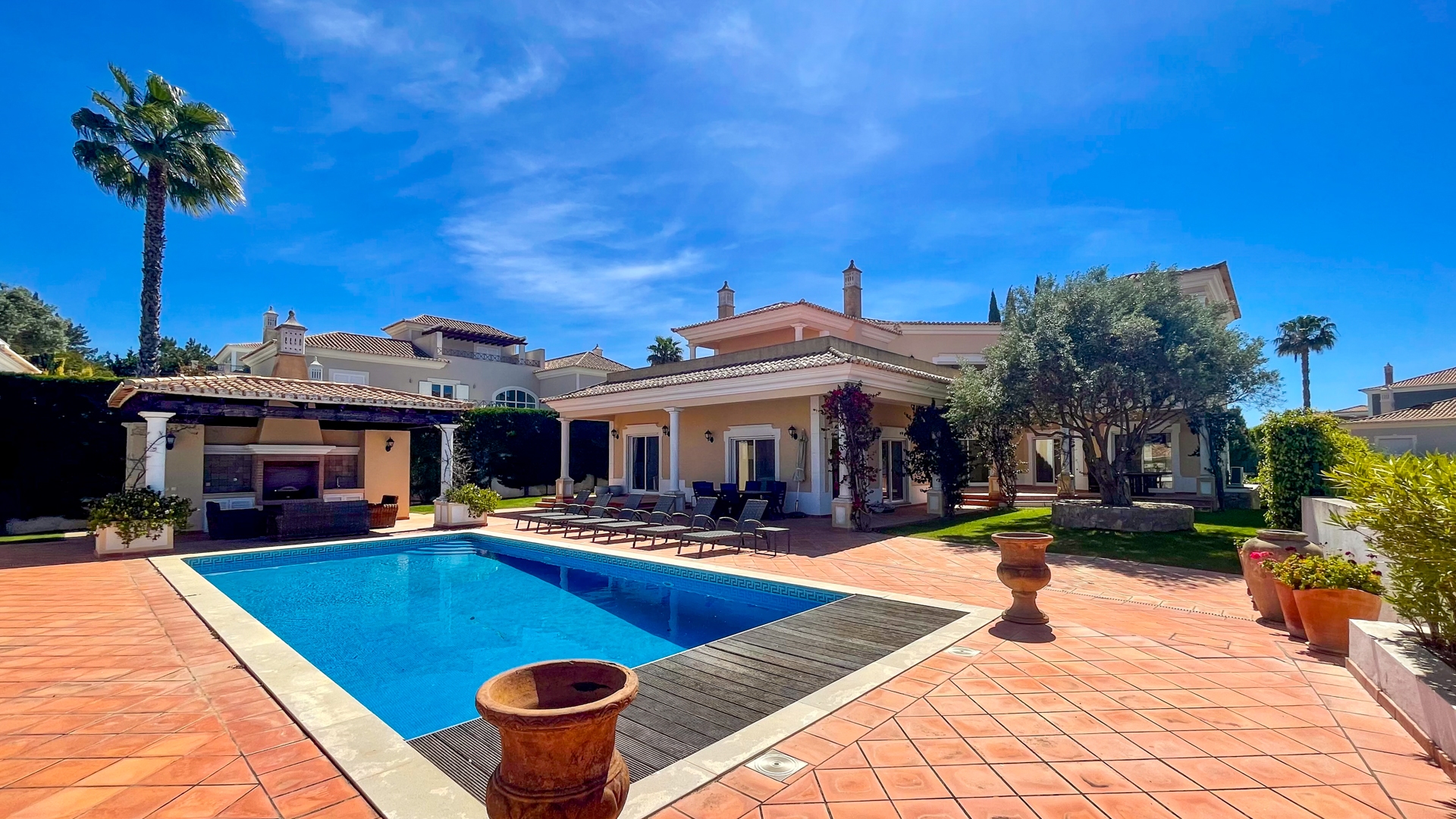 Wunderschöne 5 SZ Villa in einer privaten Wohnanlage im Goldenen Dreieck, Loulé, Zentral Algarve | PRB048 Diese wunderschöne und einzigartige Villa befindet sich in der ruhigen Wohnanlage „The Village“ zwischen den Resorts Vale do Lobo und Quinta do Lago in der Zentral Algarve. Restaurants, Golfplätze, Strände und Geschäfte sind in der Nähe. Das Anwesen geniesst grosszügige Innen,- und Aussenbereiche.