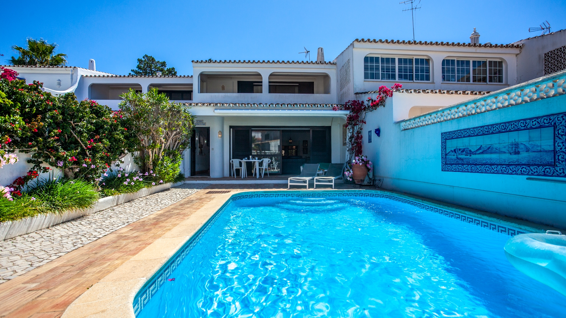 Maison de ville de 3 chambres dans un emplacement privilégié, à distance de marche de la plage, Vale do Lobo, Algarve central | PRB017 Cette jolie maison de ville de 3 chambres est située dans un cul-de-sac calme à quelques pas de l'académie de tennis de Vale do Lobo et à quelques pas de la plage. La propriété est très lumineuse et spacieuse, a un énorme potentiel pour être transformée en maison de vacances ou permanente idéale et est située dans un emplacement privilégié.