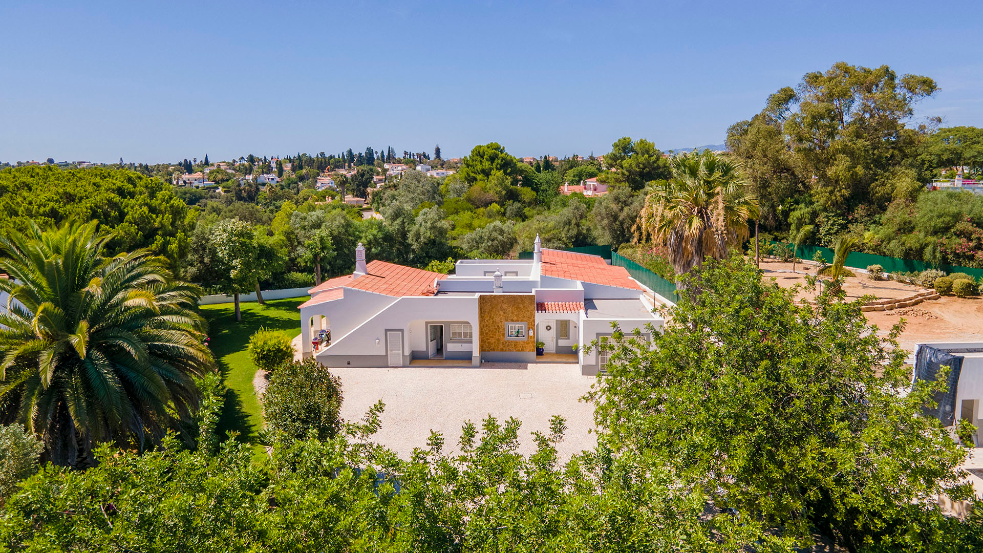 Charming renovated 3 bedroom villa with private pool, in prestigious area of Carvoeiro, West Algarve | PPP774 This beautiful, renovated single-story 3 bedroom villa with private pool is situated in the prestigious Carvoeiro Club, offering a perfect blend of Mediterranean charm and modern comfort. The villa sits on a large plot, offering ample outdoor space, perfect for enjoying the serene surroundings of Carvoeiro. This fantastic property is ideal for a permanent home or a holiday home.