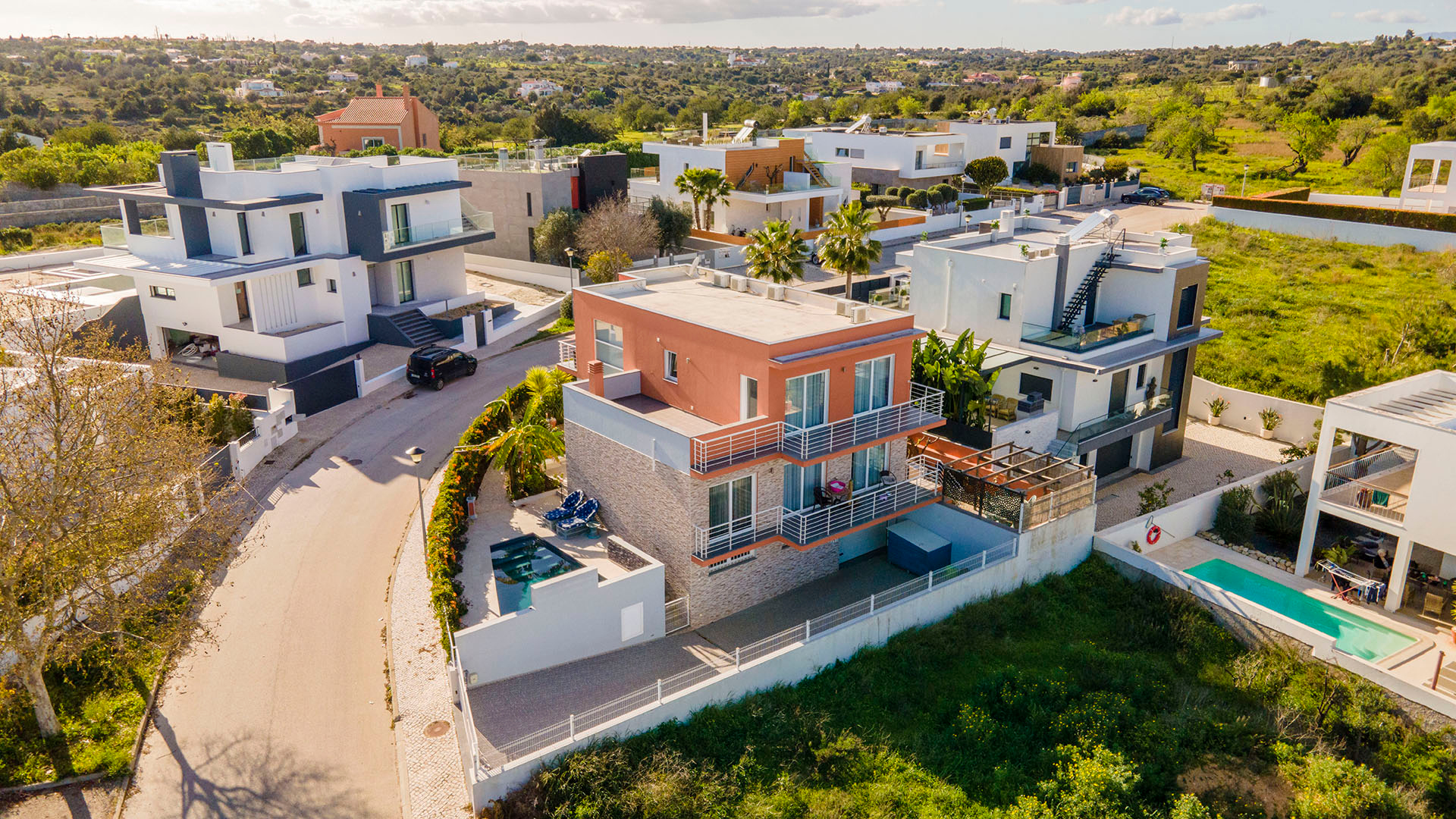 Moradia requintada e moderna de 4 quartos com piscina e garagem perto da praia, Alcantarilha | PPP712 Bem-vindo a esta requintada e moderna moradia isolada de 3+1 quartos com piscina em Alcantarilha, onde o luxo e o design contemporâneo se encontram para criar o refúgio perfeito para a vida sofisticada no Algarve. Perto de belas praias e campos de golfe - esta deslumbrante residência estende-se por dois pisos e dispõe de uma espaçosa garagem na cave, proporcionando estilo e funcionalidade e uma modesta piscina exterior. Ideal para férias ou residência permanente.