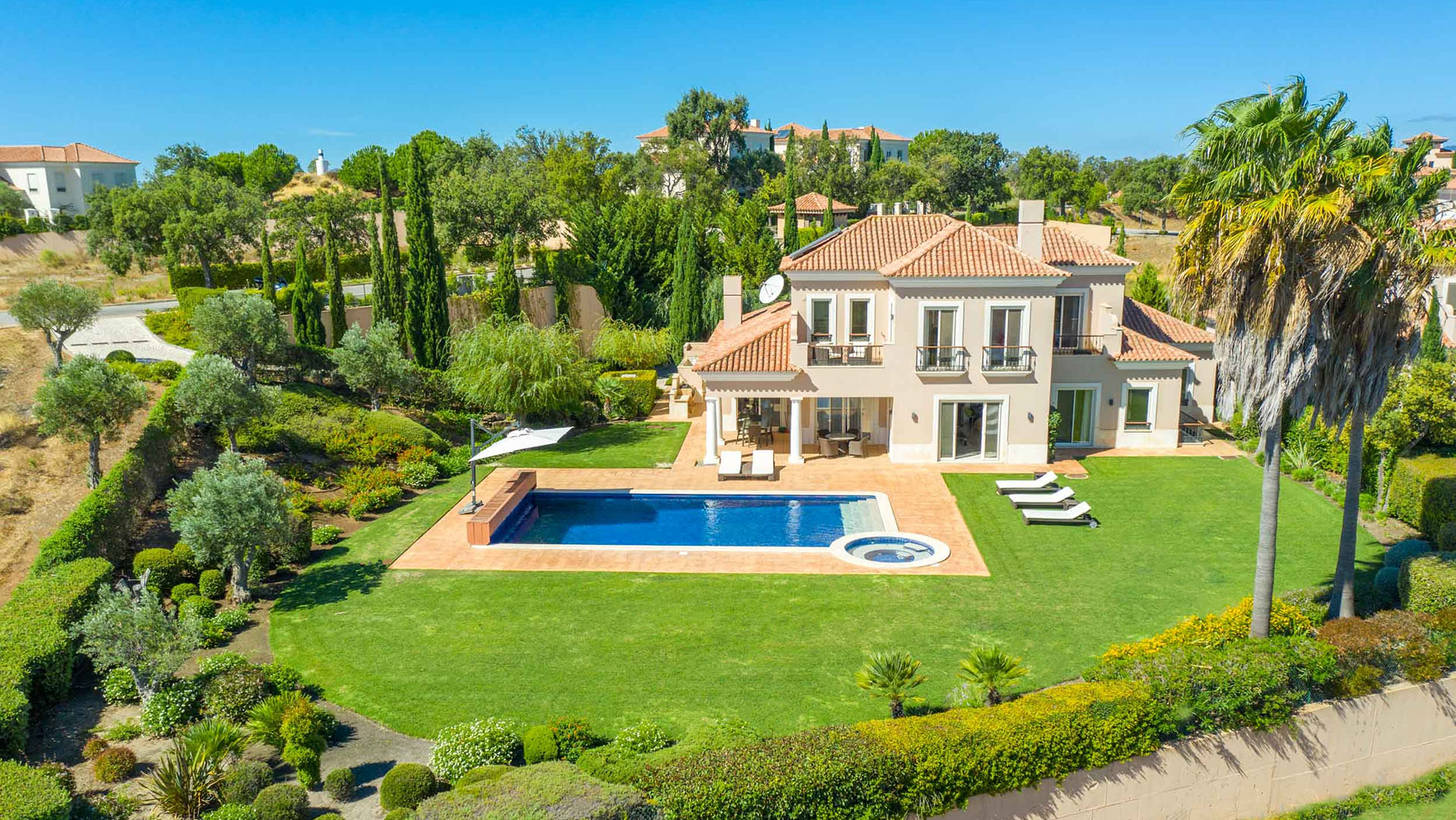 Spacieuse villa de 5 chambres avec piscine dans un complexe de golf, Vila Nova de Cacela, Est de l'Algarve | TV2284 Entourée d'une nature et de paysages époustouflants, à seulement 10 minutes en voiture de la frontière espagnole, cette belle villa de 5 chambres avec piscine offre un style de vie luxueux et décontracté, à proximité des commodités, des installations de la station, du golf et de la plage.