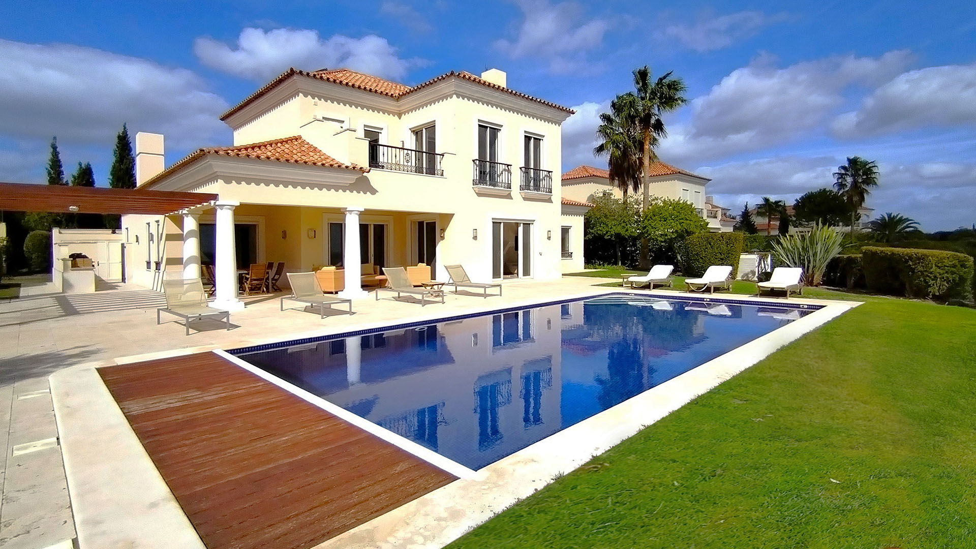 Spacieuse et lumineuse villa de 4 chambres avec piscine dans un complexe de golf, Vila Nova de Cacela, Est de l'Algarve | TV2285 Entourée d'une nature et de paysages époustouflants, à seulement 10 minutes en voiture de la frontière espagnole, la villa offre un style de vie luxueux et décontracté. Villa spacieuse et lumineuse de 4 chambres avec jardin privé, espace barbecue et piscine.