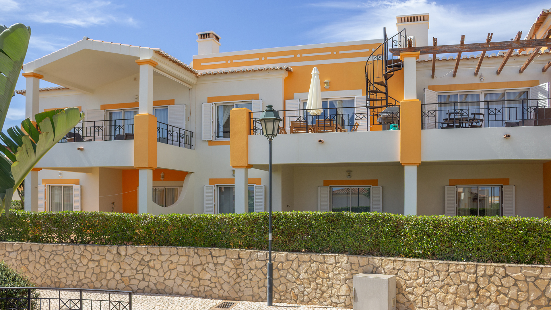 Maison de ville de 2 chambres avec vue imprenable sur la mer, idéale pour la location ou la résidence permanente, Salema | LW2288 Cette maison de ville de 2 chambres dans le village de pêcheurs pittoresque de Salema, dans l'ouest de l'Algarve, est parfaite pour un investissement locatif ou une vie permanente. Cette maison fait partie d'une urbanisation de station balnéaire proche des commodités locales et à distance de marche de la plage. Le complexe propose des piscines communes, des installations de gym/spa et des abonnements de golf à prix réduit sur le parcours de 18 trous situé à proximité. Un service de sécurité 24 heures sur 24, une gestion locative par le propriétaire et un service d'entretien de la propriété sont également disponibles.